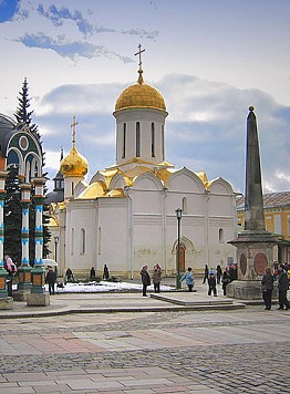 La Cattedrale di Santa Trinità (bianca) dove stanno gli spogli  di San Sergio - Guida a Mosca