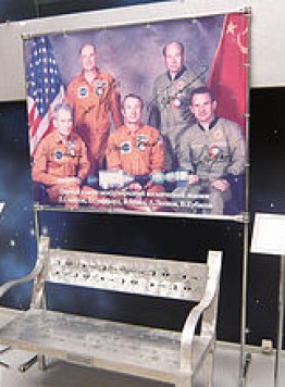 Su questa banca si può sedere e fare una foto con i cosmonauti - Guida a Mosca