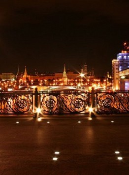Il Ponte del Petriarca Alessio II davanti alla Cattedrale di Cristo Salvatore - Guida a Mosca