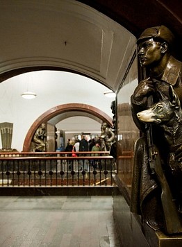 Stazione Plosciad' Rivoliuzii (Piazza della revoluzione) - Guida a Mosca