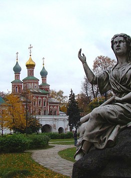 Un monumento su uno dei sepolcri sul territorio del Convento - Guida a Mosca
