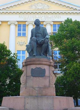 Il monumento al scienziato Lomonossovfondatore dell'Università di Mosca - Guida a Mosca