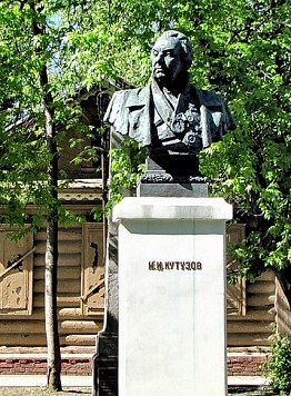 Il busto del grande russo Michele Kutuzov davanti alla izba di Kutuzov - Guida a Mosca