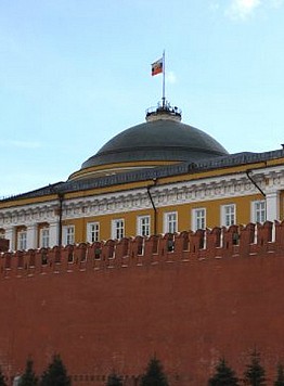 La muraglia del Cremlino con l'edificio del Senato dietro che si affaccia alla Piazza Rossa - Guida a Mosca