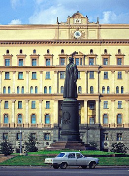 Ia piazza Lubianka l'edificio di FSB (eks KGB) con il monumento a Felix Dzerzhinsky, demolito nel 1991 - Guida a Mosca