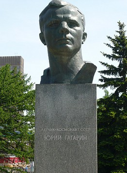 Gagarin Jurij Alekseevič (1934 – 1968) è stato un cosmonauta e aviatore sovietico, primo uomo a volare nello spazio portando con successo a termine la propria missione il 12 aprile 1961 - Guida a Mosca