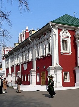 La palazzina di Evdokia Lopuchina (prima moglie di Pietro I). Adesso è la residenza di Metropolita  Juvenalio - Guida a Mosca