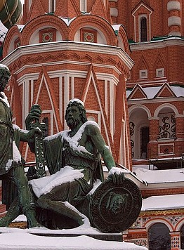 Il monumento a principe Dmitrij Požarskij e contadino Kuz'ma Minin davanti alla Cattedrale di San Basilio - Guida a Mosca