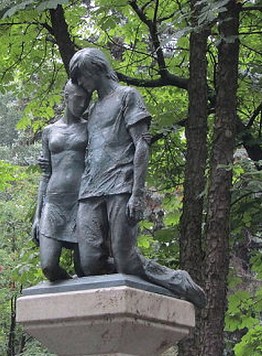 Il monumento ad un grande regista del balletto Moisseev.  Il monumento si presenta due ballerini inginocchiati. - Guida a Mosca