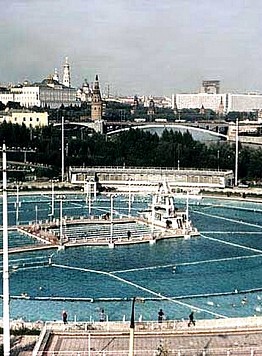 Dal 1960 al 1994 qui esisteva la piscina 'Moskva' che, per un certo periodo, fu la più grande piscina all'aperto nel mondo - Guida a Mosca