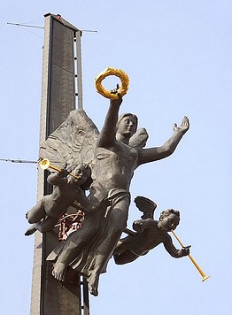 La Dea della vittoria Nike sul cima  dell'obelisco - Guida a Mosca