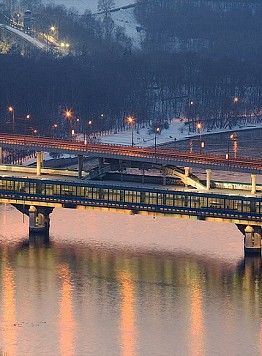Dal piazzale di osservazione si vede bene il ponte a due livelli con la carreggiata sopra e la stazione della metropolitana sotto - Guida a Mosca