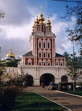 L'entrata principale del Convento Novodeviciy con la chiesa della Trasfigurazione di Cristo sopra delle porte settentrionali - Guida a Mosca