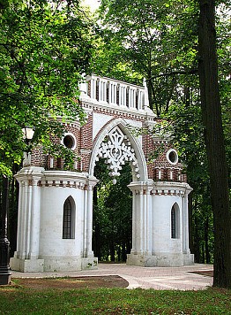 Le porte Sagomate (o le Porte dell'uva) del parco - Guida a Mosca