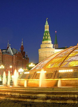 La piazza del Maneggio con grade centro commerciale sotteraneo di sera - Guida a Mosca