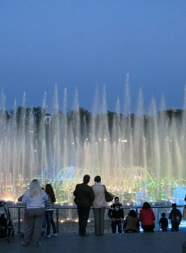 Una grande fontana colorata che balla e canta - Guida a Mosca