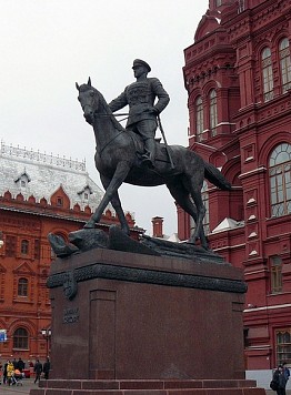 Il monumento a Maresciallo Giukov davanti al Museo della Storia Nazionale - Guida a Mosca
