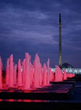 Di sera le fontane sulla Collina dell'inchino sono colorati di rosso simboleggiando il sangue dei caduti - Guida a Mosca